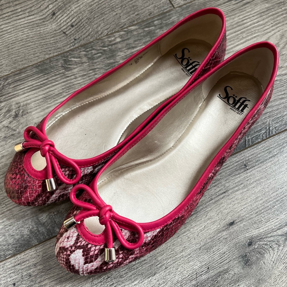 Sofft Carolee unique pink/ magenta snake print ballet flats size 7